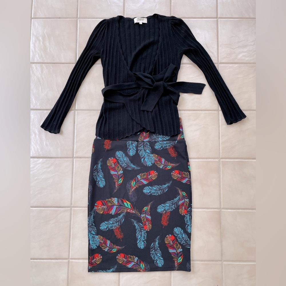 NWT Lularoe Cassie Pencil Skirt - Black, Red and Blue feather design - Size S - Picture 4 of 5